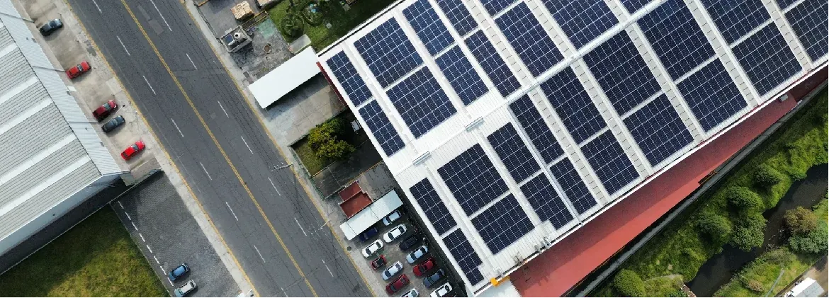 Robot móvil autónomo realizando inspección de activos en una planta industrial