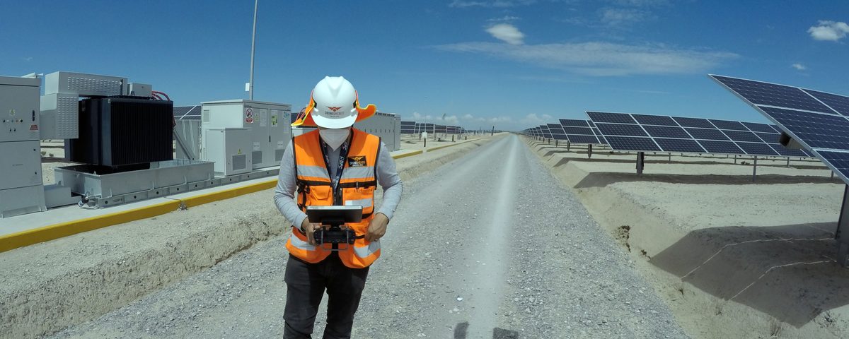 Automatización industrial con drones y robots móviles